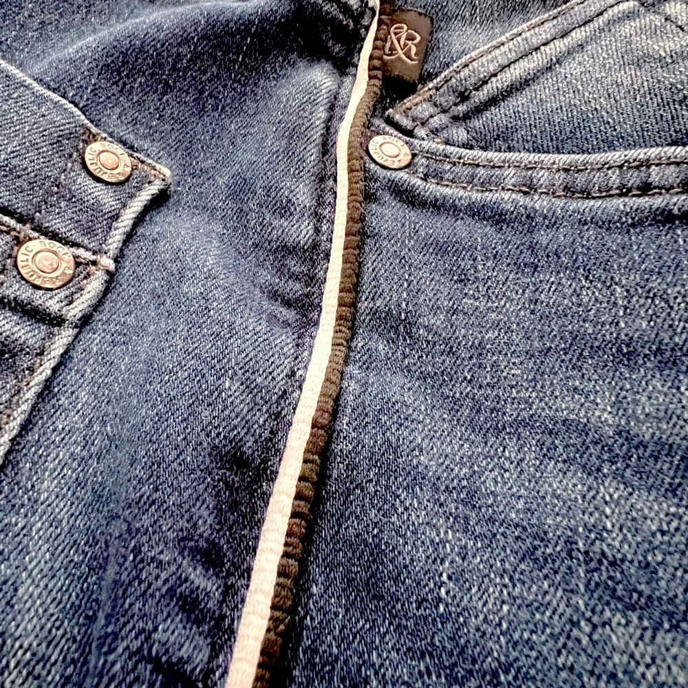 Rock & Republic Kashmiere Mid Rise Legging Jeans with side stripe. Size 6